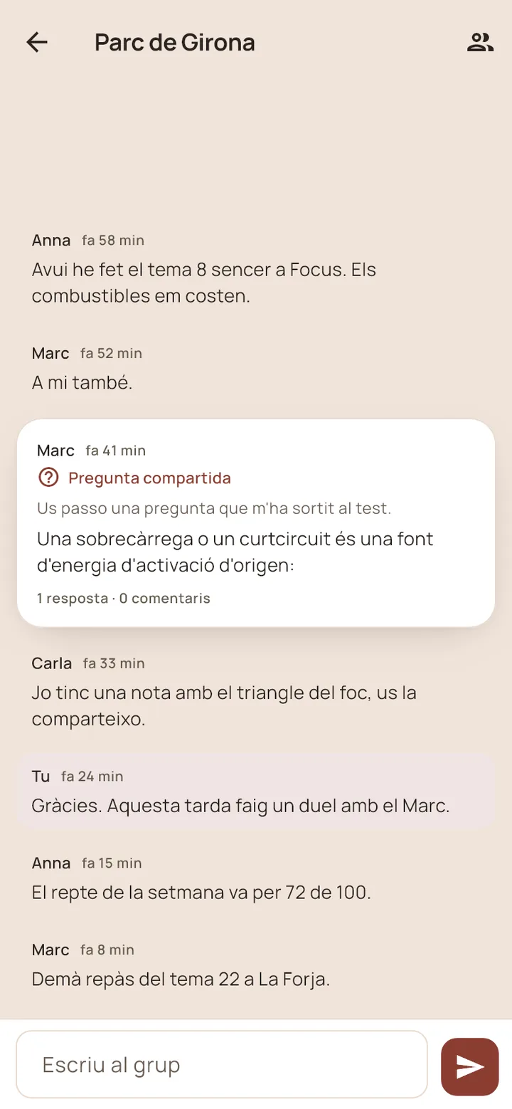 El xat del grup Parc de Girona, amb missatges i una pregunta compartida.